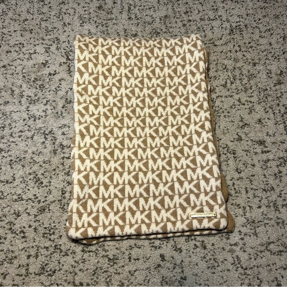 MICHEAL Micheal Kors 100% Merino Wool Tan & White Signature Scarf - Picture 1 of 6